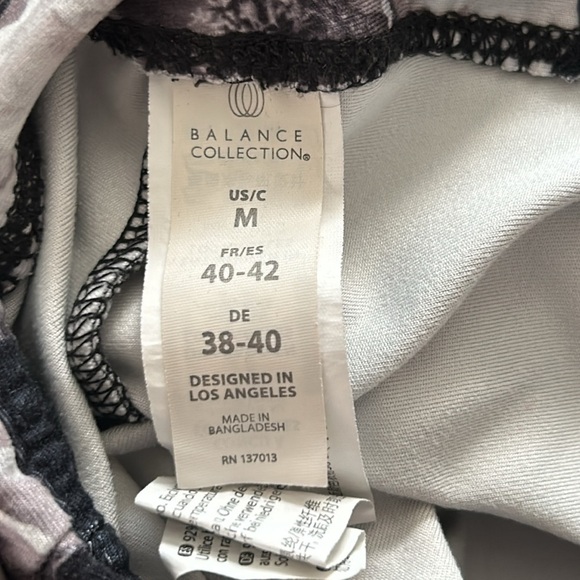 Balance Collection Dark Floral Capri Leggings Size Medium - Picture 4 of 4